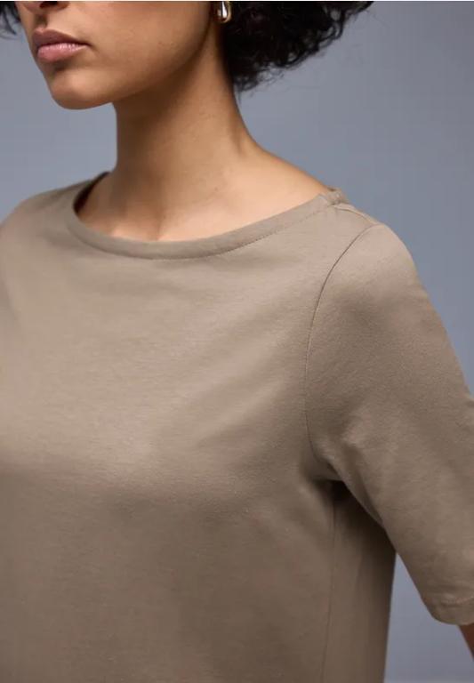 Basic T-Shirt mit U-Boot-Ausschnitt in Frauenfeld - Bild 1