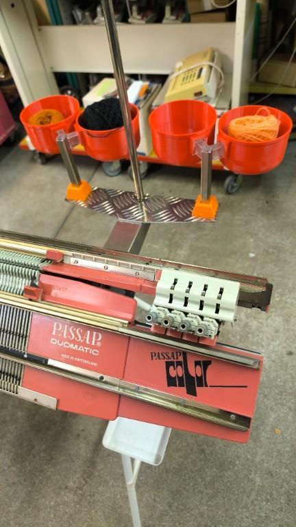 Passap Strickmaschine Duo Red 2 Stück zu je Fr. 580.- in Urdorf - Bild 1