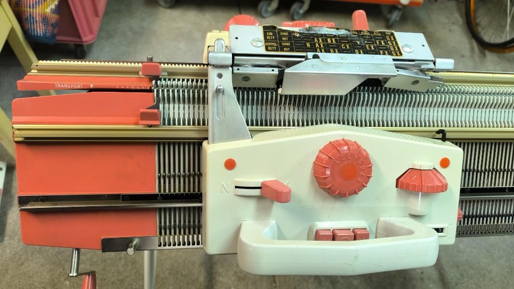 Passap Strickmaschine Duo Red 2 Stück zu je Fr. 580.- in Urdorf - Bild 2