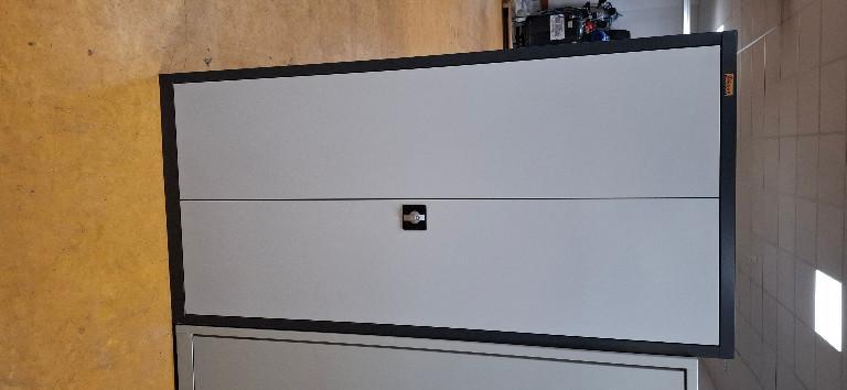 Metallschrank B 95 T 40 H 195cm schwarz grau in Brugg - Bild 1