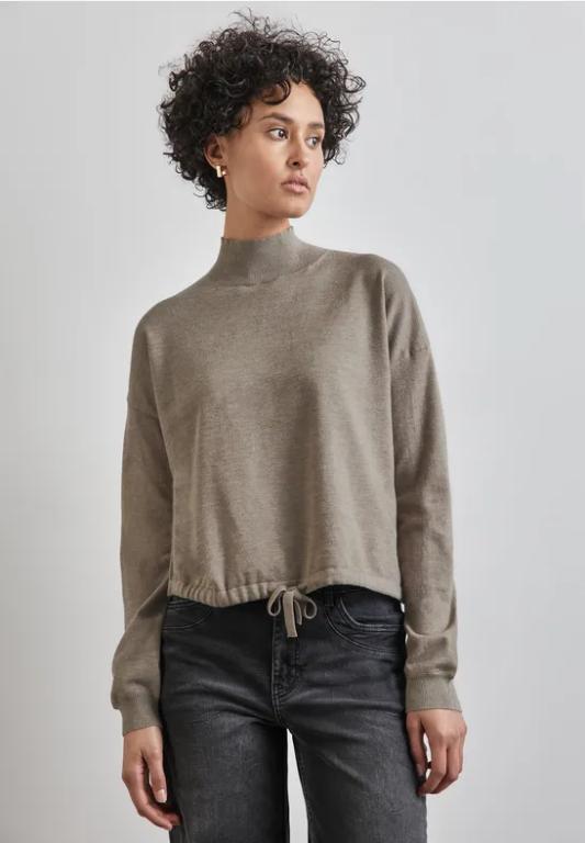 Kurzer Turtleneck-Sweater in Aesch - Bild 1