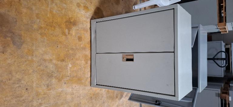 Lista Metallschrank mit Rostflecken am Boden,grau80x50x100cm in Brugg - Bild 1