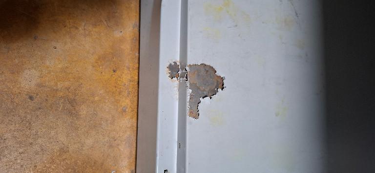 Lista Metallschrank mit Rostflecken am Boden,grau80x50x100cm in Brugg - Bild 2