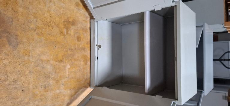 Lista Metallschrank mit Rostflecken am Boden,grau80x50x100cm in Brugg - Bild 3