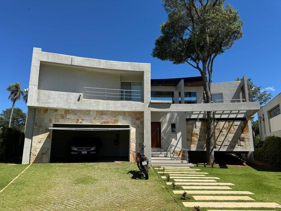 Neubau-Luxus-Villa mit Pool im Raum San Bernardino / Paraguay in der Schweiz - Bild 1