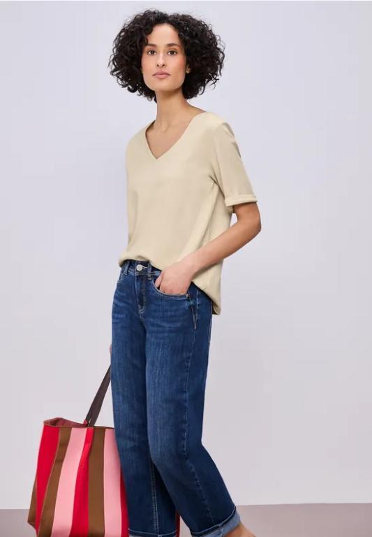 Basic T-Shirt mit V-Neck in Unifarbe in Solothurn - Bild 1