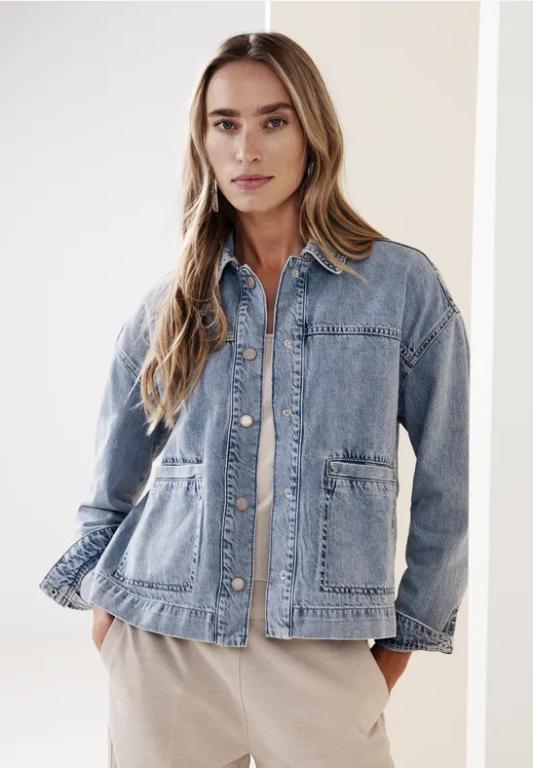 Jeansjacke in heller Waschung in Luzern - Bild 1