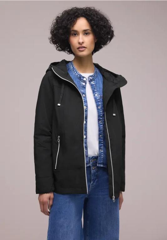Jacke mit Kapuze und Zipper in Chur - Bild 1