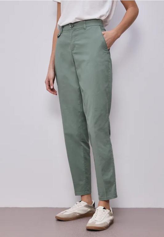Chino im Casual Fit in softer Qualität in Solothurn - Bild 1
