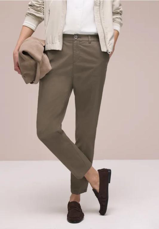 Chino im Casual Fit in softer Qualität in Chur - Bild 1