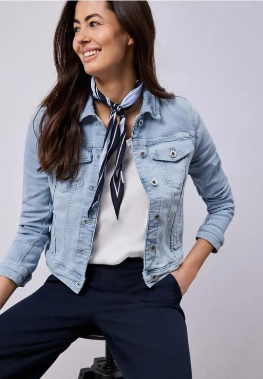 Jeansjacke mit Brusttaschen und Knöpfen in Landquart - Bild 1