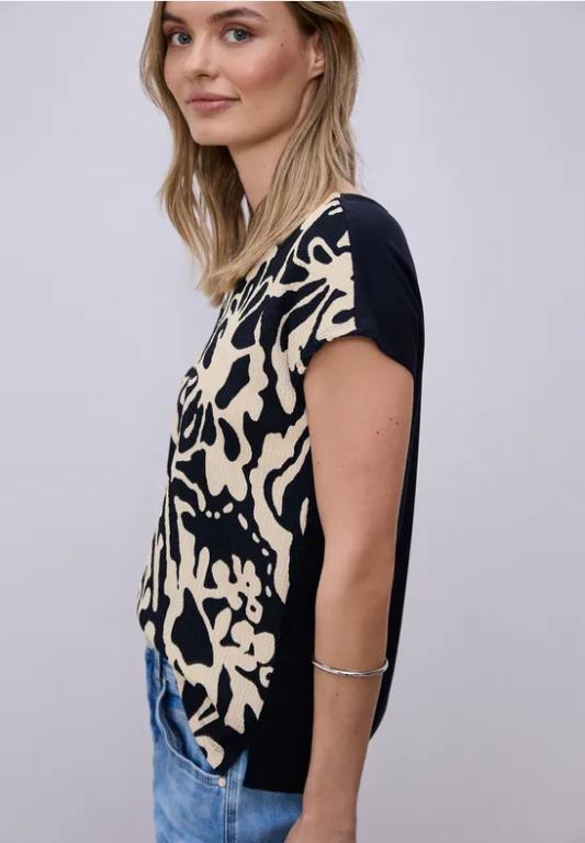 T-Shirt mit Split Neck und Frontprint in Urdorf - Bild 1