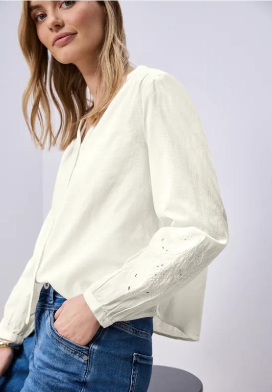 Bluse mit V-Neck und Stickerei in Chur - Bild 1