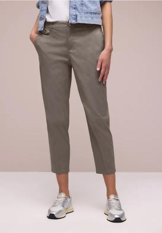 Chino im Casual Fit in softer Qualität in Urdorf - Bild 1