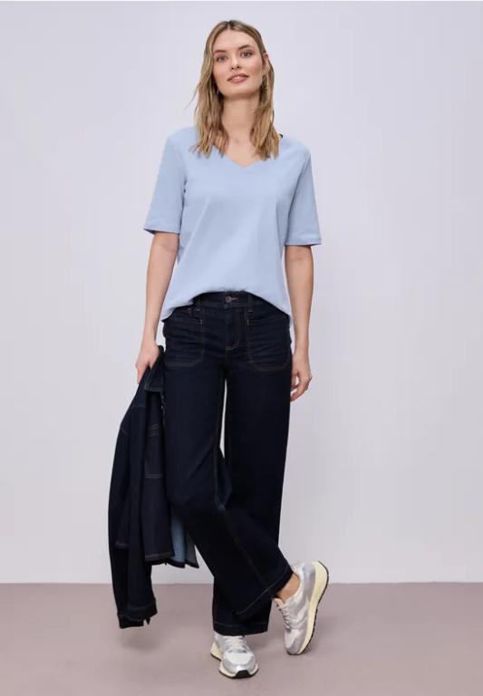 Basic T-Shirt mit V-Neck in Unifarbe in Bern - Bild 1