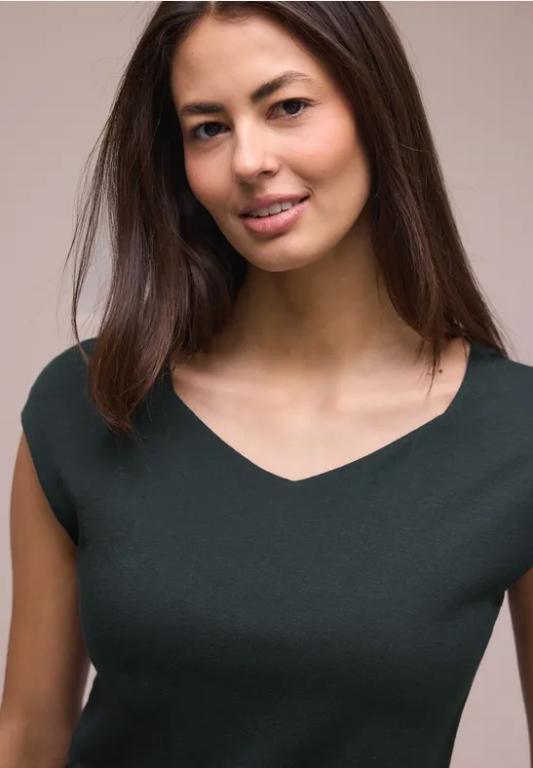 Ärmelloses Shirt mit Diamantausschnitt in Urdorf - Bild 1