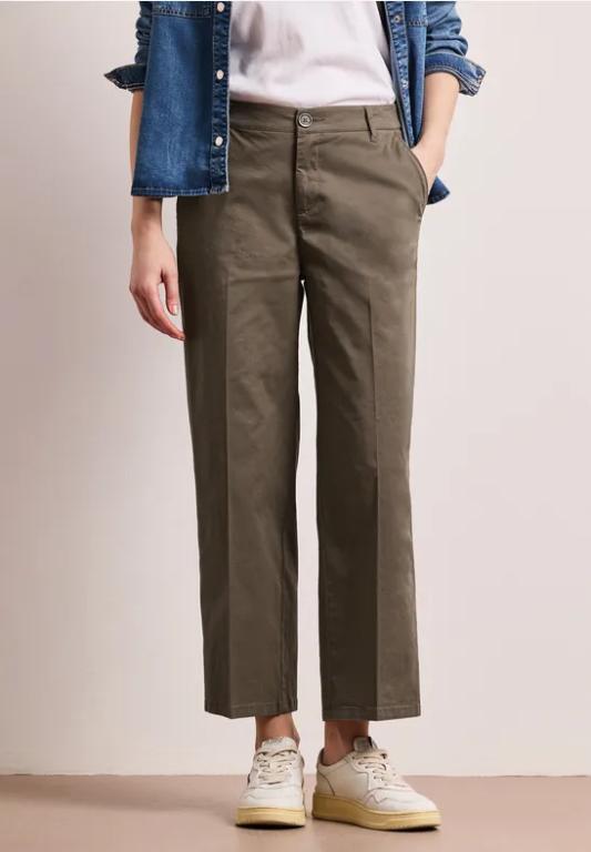 Straight Leg Chino im Casual Fit in Solothurn - Bild 1