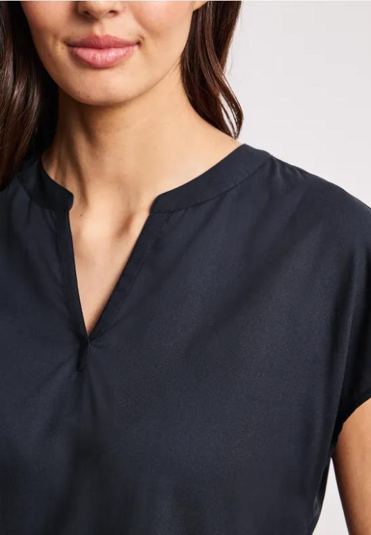 Blusenshirt in Unifarbe mit Split Neck in Basel - Bild 1