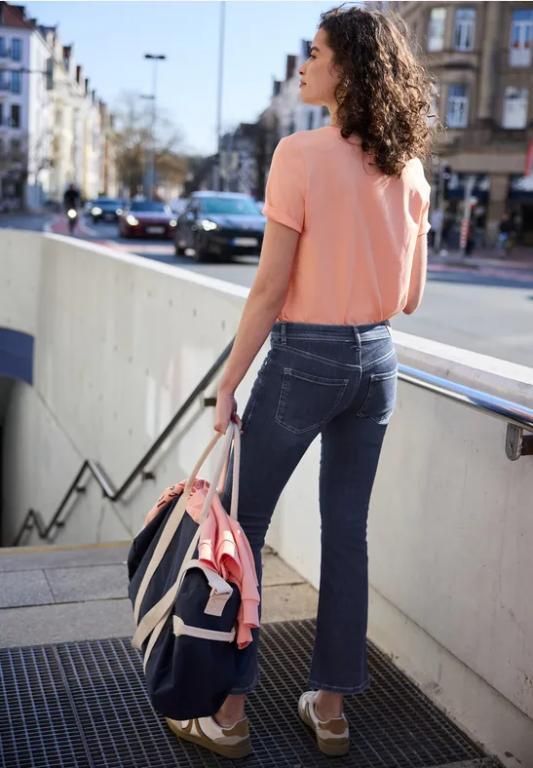 Mid Waist Kick Flare Jeans im Skinny Fit in Solothurn - Bild 1