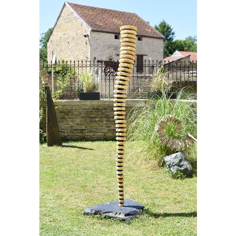 Skulptur aus Travertin-Schiefer – Gartenstatue in der Schweiz - Bild 2