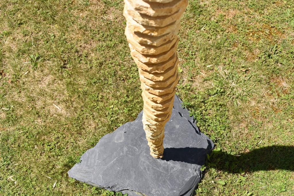 Skulptur aus Travertin-Schiefer – Gartenstatue in der Schweiz - Bild 3