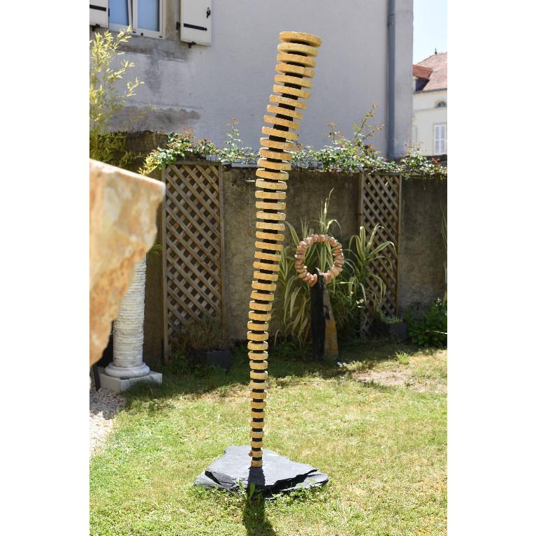 Skulptur aus Travertin-Schiefer – Gartenstatue in der Schweiz - Bild 4