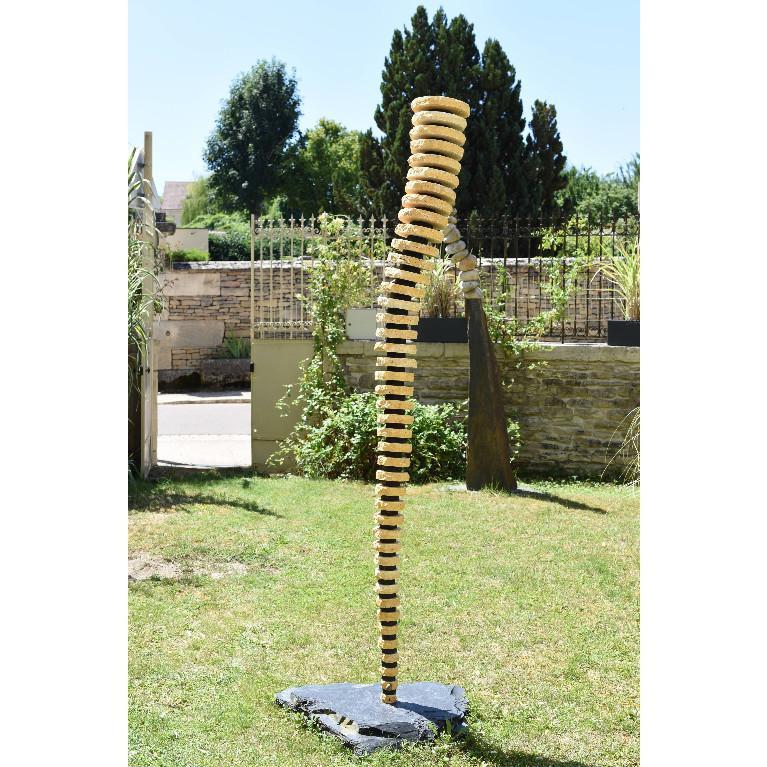 Skulptur aus Travertin-Schiefer – Gartenstatue in der Schweiz - Bild 5