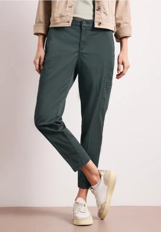 Slim Leg Chino mit Taschen im Cargo-Look in Thun - Bild 1