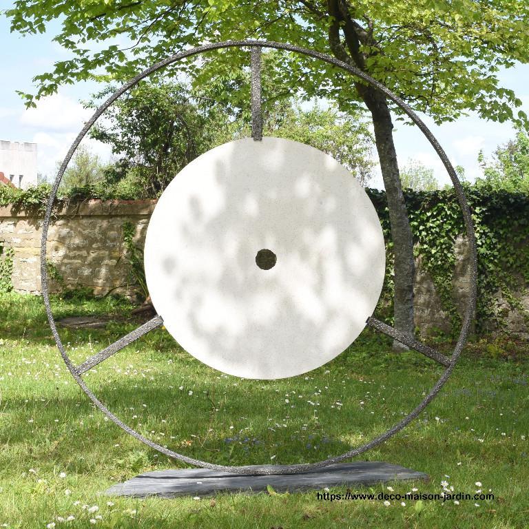 Metall- und Steinskulptur – Heimdekoration – Gartenstatue in der Schweiz - Bild 1