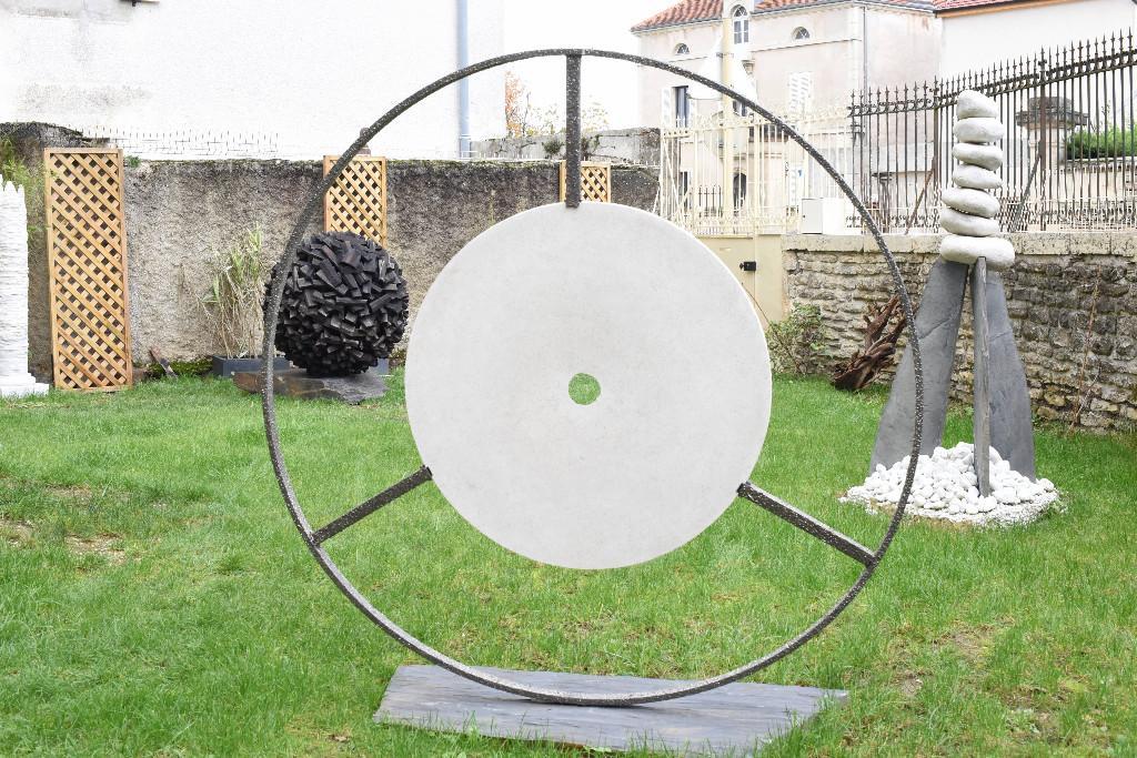 Metall- und Steinskulptur – Heimdekoration – Gartenstatue in der Schweiz - Bild 3
