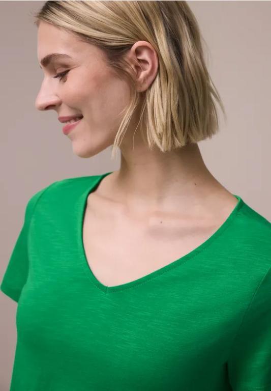 Basic T-Shirt mit V-Neck in Unifarbe in Thun - Bild 1
