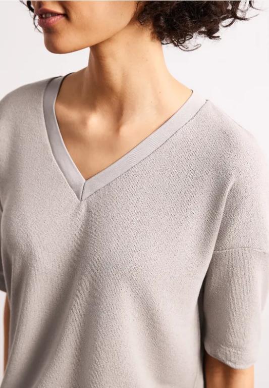 T-Shirt im Strick-Look mit V-Neck in St. Gallen - Bild 1