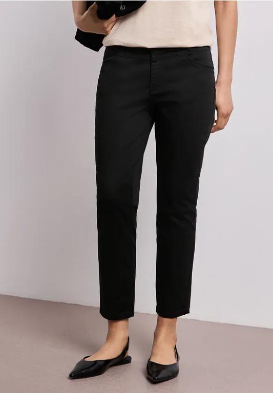 7/8 Slim Leg Hose im Satin-Look in Appenzell - Bild 1