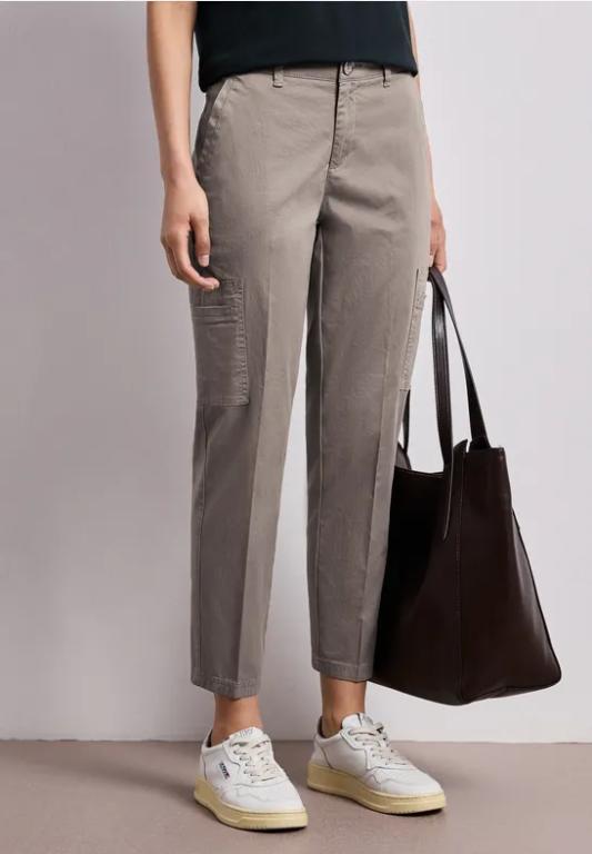Slim Leg Chino mit Taschen im Cargo-Look in Frauenfeld - Bild 1