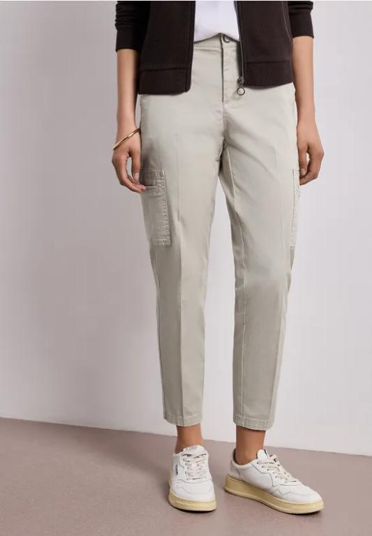 Slim Leg Chino mit Taschen im Cargo-Look in Willisau - Bild 1