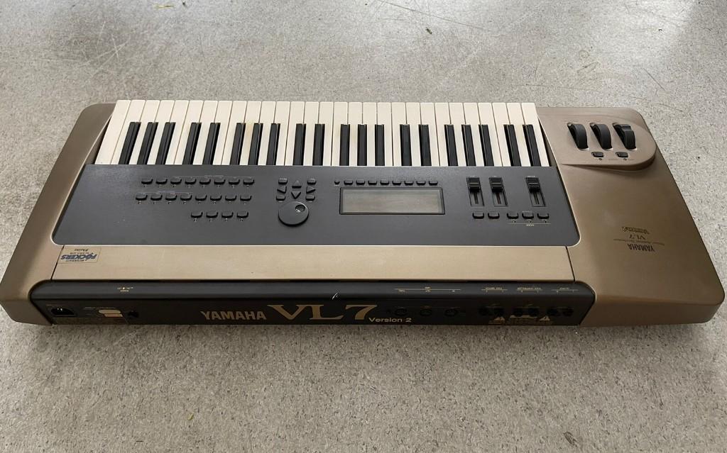 Yamaha VL7 Virtual Accoustic Synthesizer in Urdorf - Bild 3