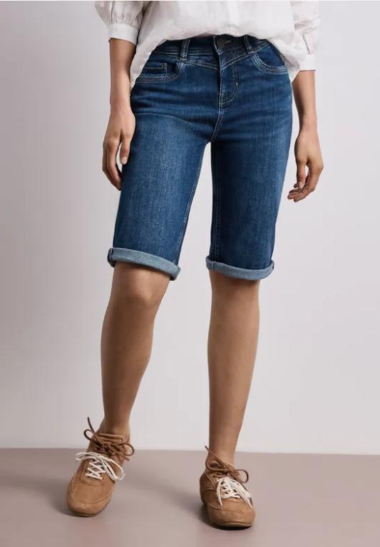 Slim Leg Bermuda mit Turn-Up-Detail in Dulliken - Bild 1
