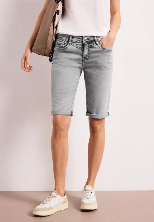 Slim Leg Bermuda mit Turn-Up-Detail in Urdorf - Bild 1