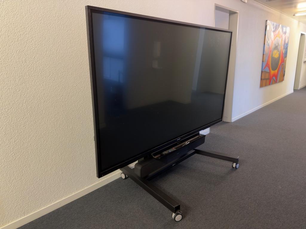 SHARP PN-85TH1 85 Zoll 4K Touch Display inkl. Rollwagen in Zürich - Bild 1