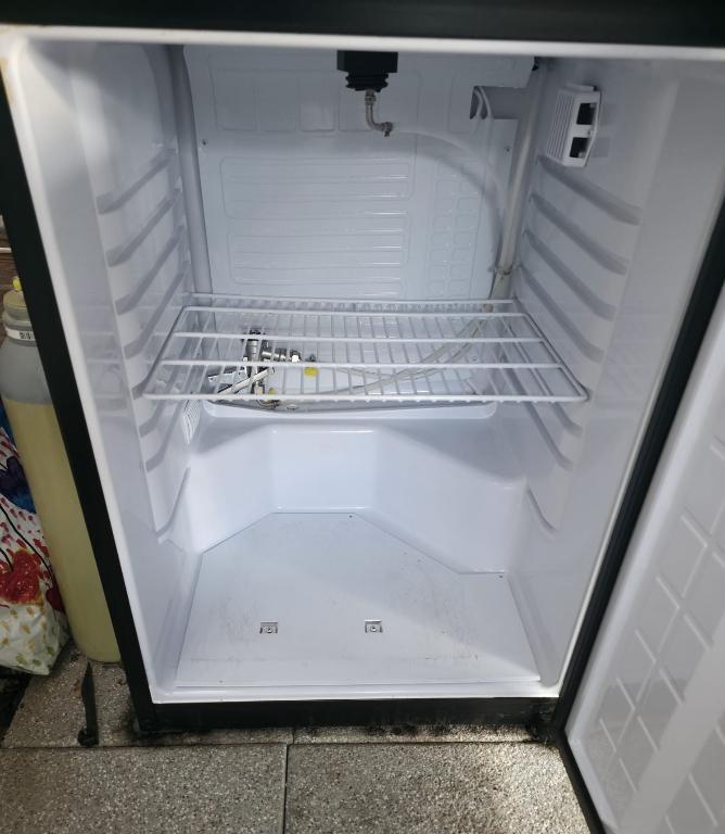 Zapfhahn mit Kühlschrank und Zubehör in Appenzell - Bild 2
