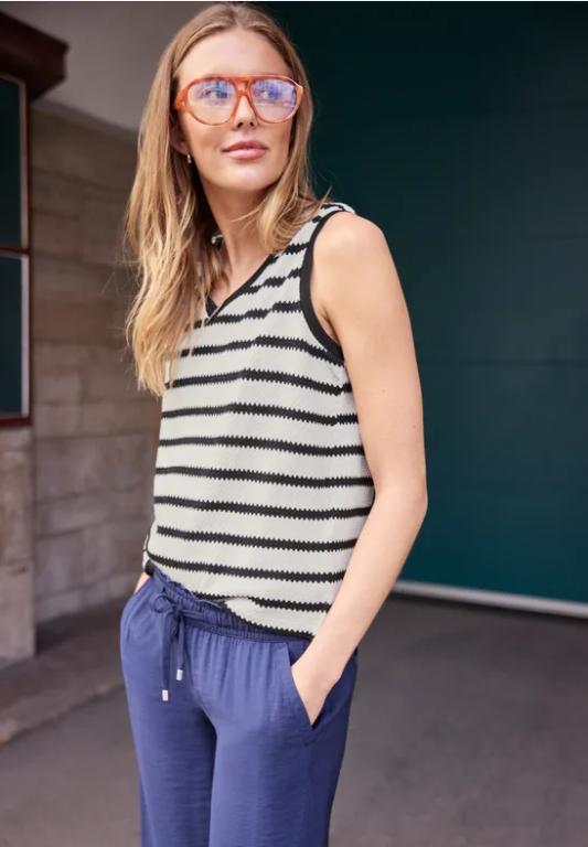 Top mit V-Neck in Strick-Optik in Möhlin - Bild 1