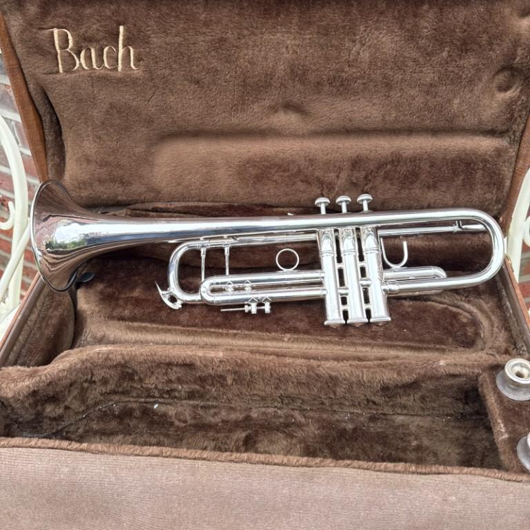 Bach Stradivarius Modell 37 ML Bb Trompete in der Schweiz - Bild 1