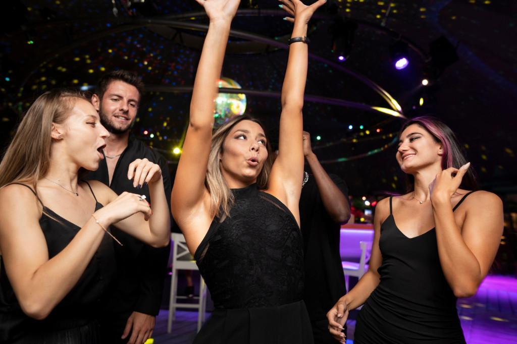Sehr grosser und schöner Club mit genügend Parkplätzen in Wetzikon - Bild 1