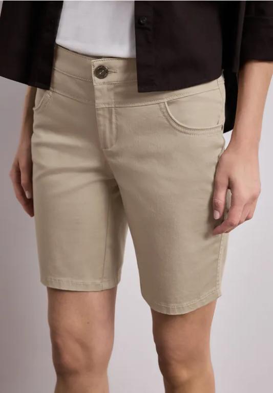 Mid Waist Bermuda in Satin-Optik in Frauenfeld - Bild 1
