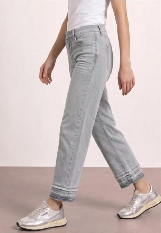 Straight Leg Jeans mit Ziersaum in Aarau - Bild 1