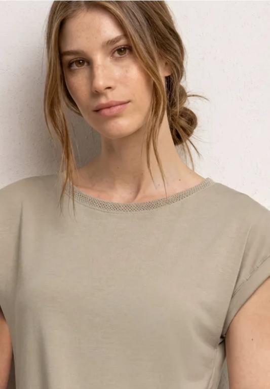 T-Shirt mit Boatneck und Deko-Tape in Aesch - Bild 1
