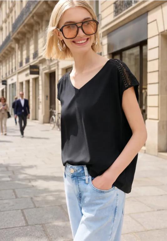 Blusenshirt mit V-Neck und Spitze in Luzern - Bild 1