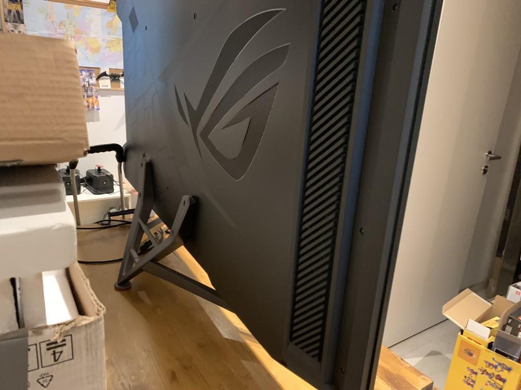 ASUS ROG pg65uq 65 Inch 4K Monitor in Köniz - Bild 4