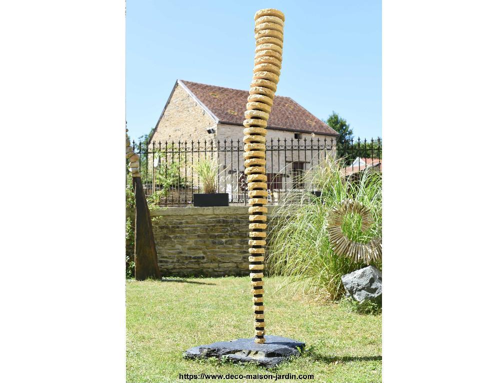 Skulptur aus Travertin-Schiefer – Gartenstatue in der Schweiz - Bild 1