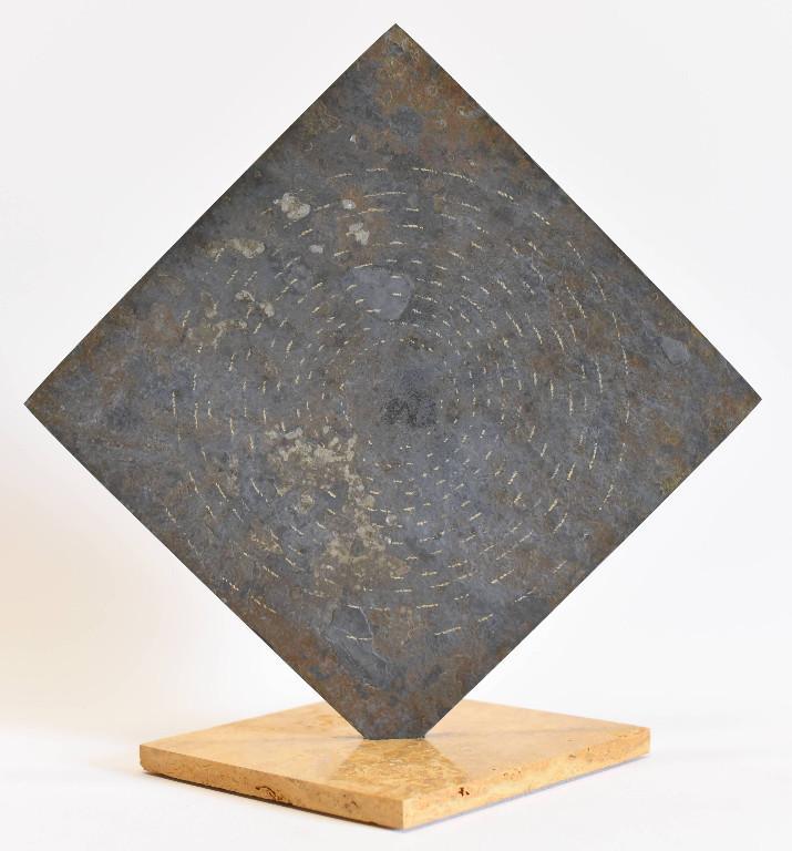 Goldbemalte Skulptur auf indonesischem Schiefer – Wanddekoration in der Schweiz - Bild 1